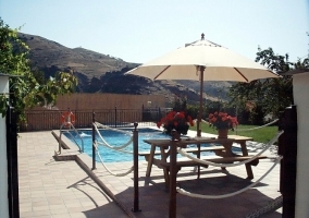 Terraza con vistas a la piscina