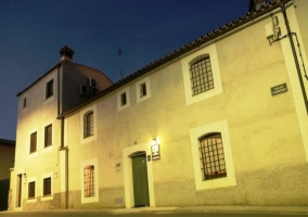 Cama de matrimonio y mesilla