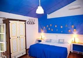 Dormitorio en amarillo y azul