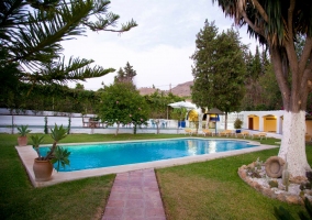 Piscina compartida con barbacoa