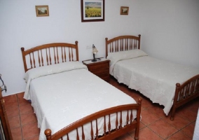 Dormitorio de matrimonio con cuna