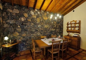 Mesa y pared de piedra