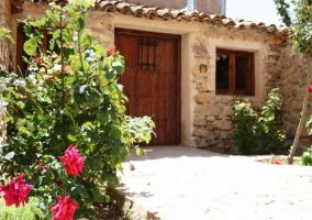 Puerta con rosaledas