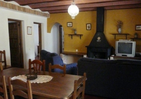 Salón comedor de la casa con televisión