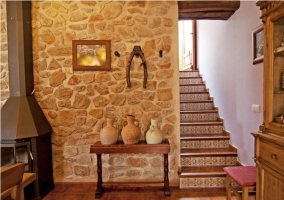 Cocina de la casa con paredes de piedra