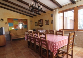 Salón comedor de la casa con ventanas