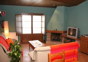 Salón comedor con mesa de madera y lampara