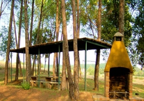 Parque con columpios y balancín