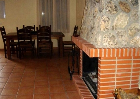 Salón con chimenea