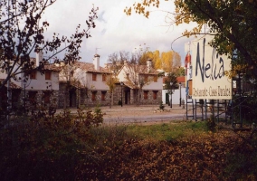 Casas de dos plantas y árboles