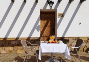 Terraza junto a la entrada de la casa rural