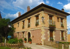 Exterior de la casa con rueda