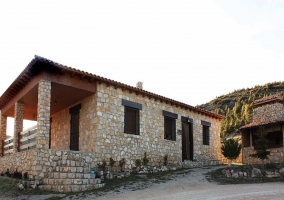 Fachada de la casa rural de una planta con construccion aneja