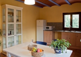 Salón con televisión y chimenea