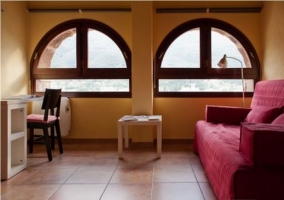 Cocina con mesa para comer y alacena