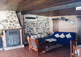 Sala de estar con chimenea enorme