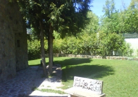 Exterior de la casa con bancos de piedra