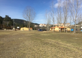 Dormitorio con litera y chimenea