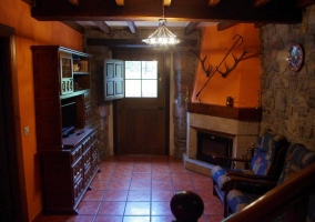 Sala de estar con la chimenea