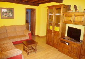 Sala de estar con mueble