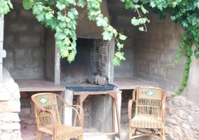 Sala de estar con butacas de mimbre