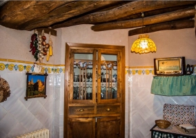 Cocina con antigua alacena de madera