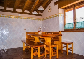 Cocina con mesa de madera y bancos