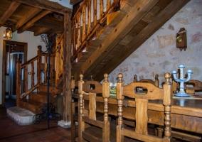 Salón comedor con paredes de piedra natural