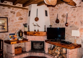 Salón comedor con escaleras al fondo