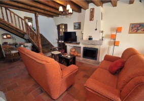 Salón comedor con televisión y sofas