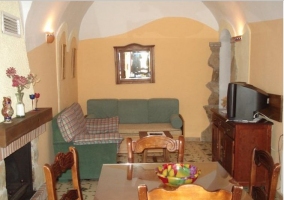 Salón comedor con mesa de madera