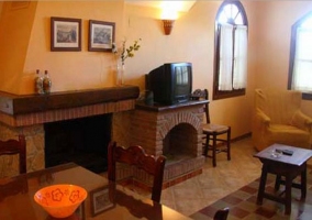 Cocina comedor con mesa de madera