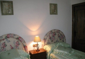 Dormitorio con camas individuales en color verde