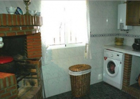 Cocina con muebles de madera y mesa