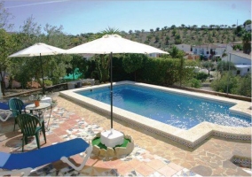 Vistas de la fachada con piscina