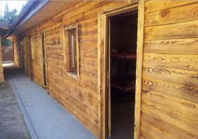 Cabaña con literas desde la ventana