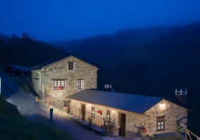 Vistas de la fachada por la noche