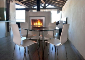 Salón comedor con chimenea