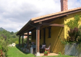 Vistas de la fachada de color amarillo