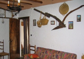 Salón comedor con chimenea de piedra