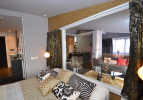 Dormitorio de matrimonio y vista al salón