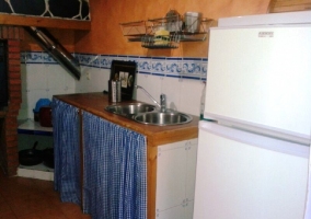 Cocina de madera con fregadero