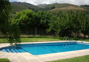 Vistas de la terraza con mesa y sillas