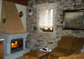 Salón comedor con muro de piedra