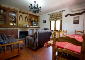 Salón comedor con chimenea