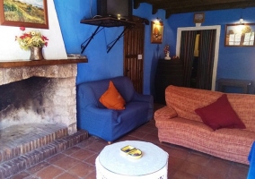 Salón con una gran chimenea y una televisión