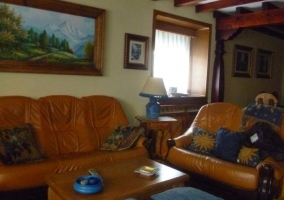 Sala de estar con mesa auxiliar