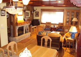 Sala de estar y comedor con suelos de madera