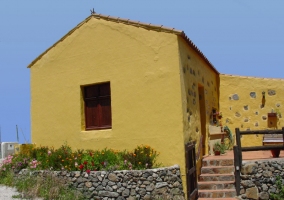 Sala de estar con piedra vista