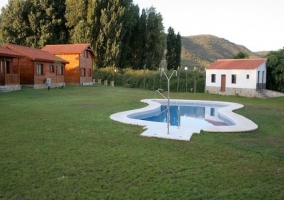 Piscina con apartamentos al fondo